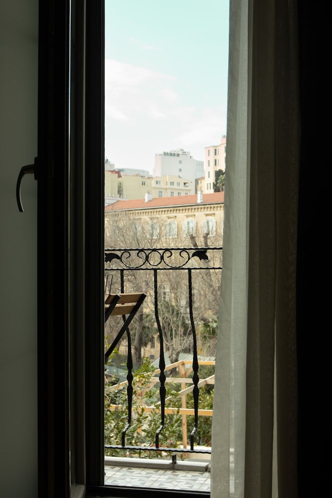 Louis Rooms 40/48