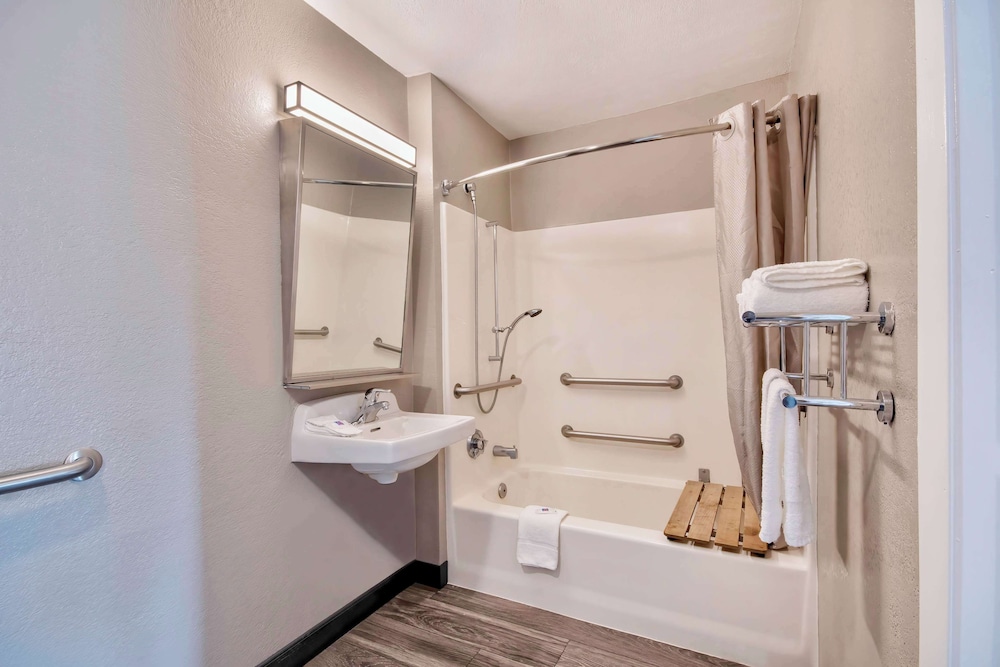 Motel6 Marina, CA - Monterey 55/58