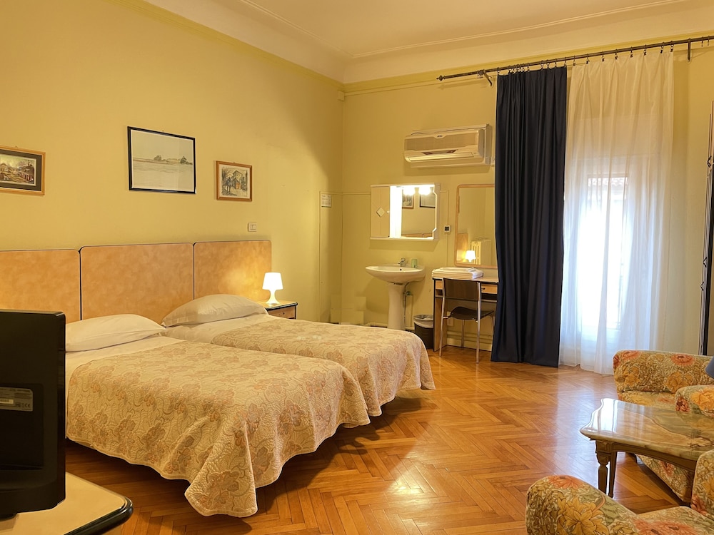 ROOM, SINGLE, SHARED BATHROOM