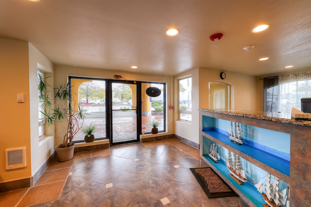 Lobby at Newport Inn By OYO - Hwy 101, NEWPORT - OR