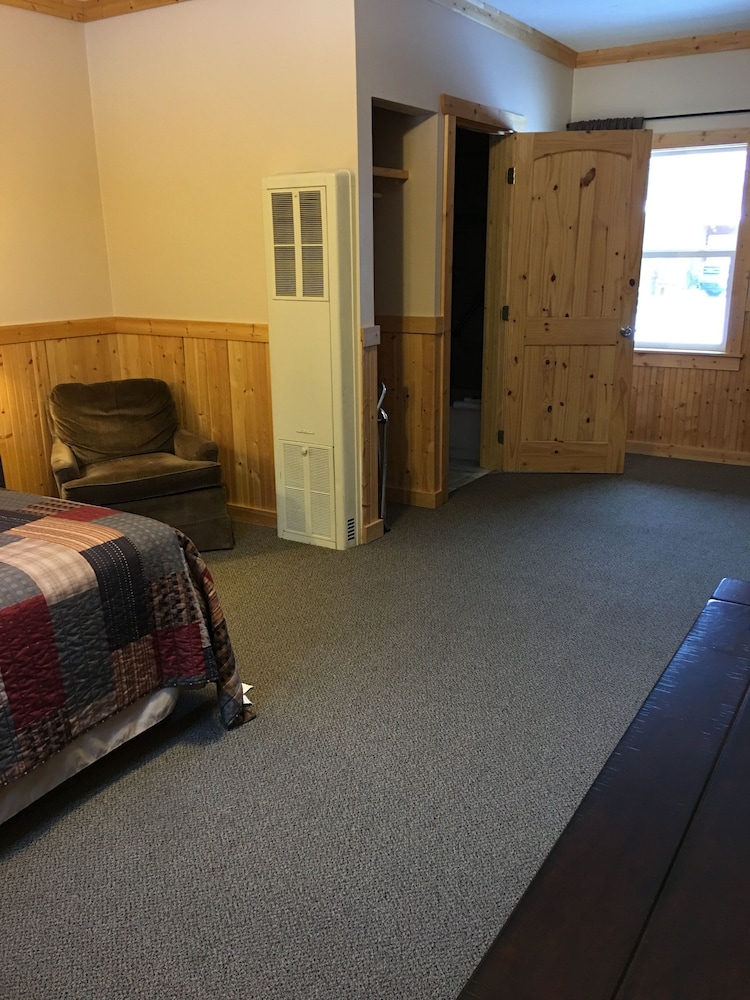 THE RED LODGE INN 23/50