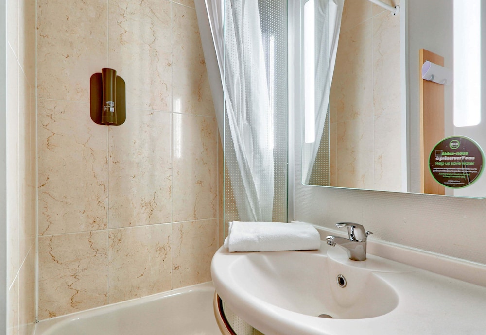 غرفة رباعية بسريرين فرديين، B&B Hotel Clermont Ferrand Le Brezet Aeroport 3/3