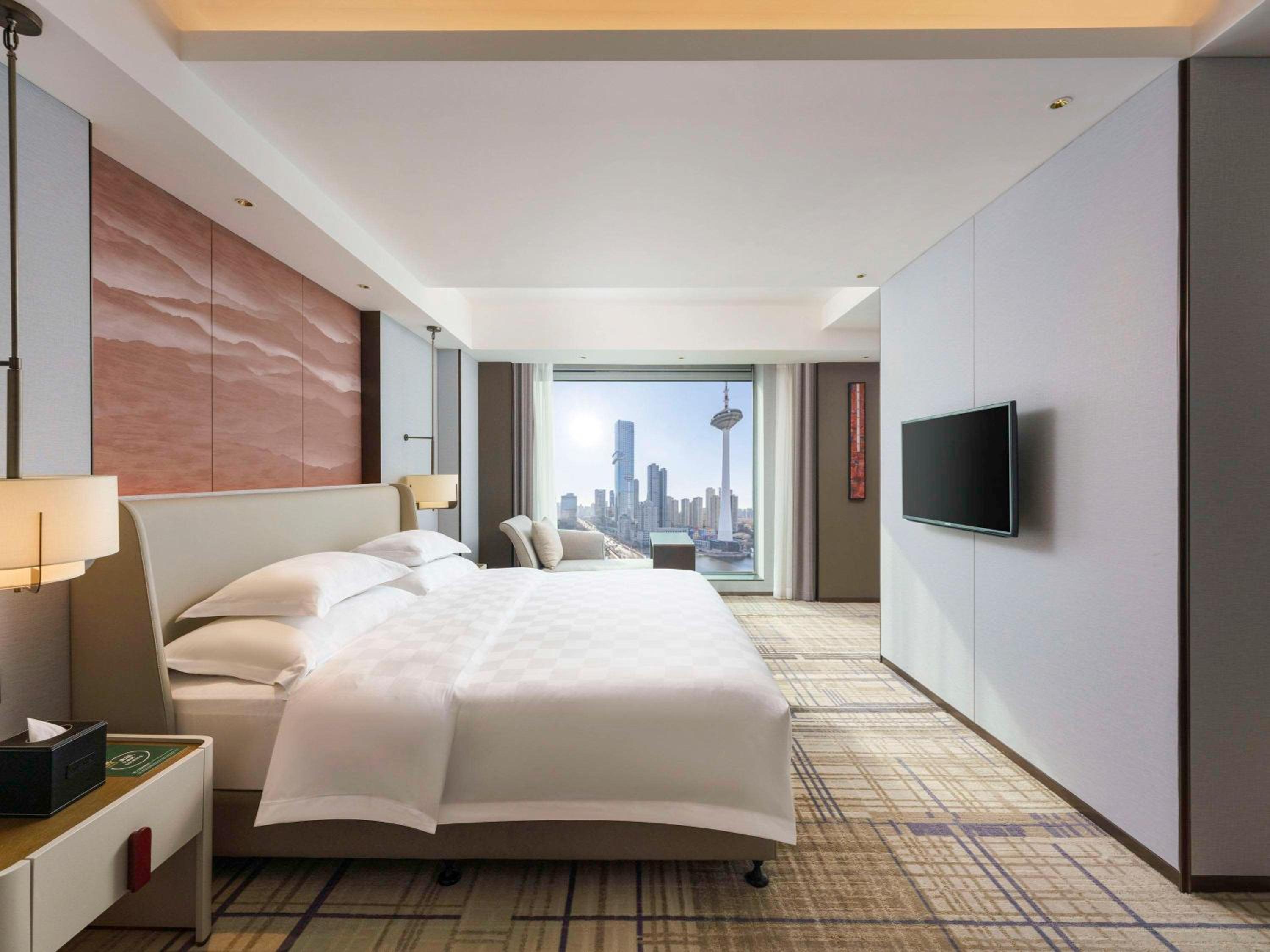 Signature, King Bed, Lake and City View