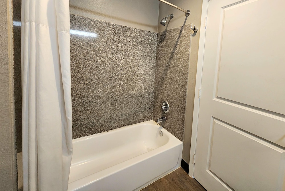 Days Inn & Suites by Wyndham Gonzales TX 48/53