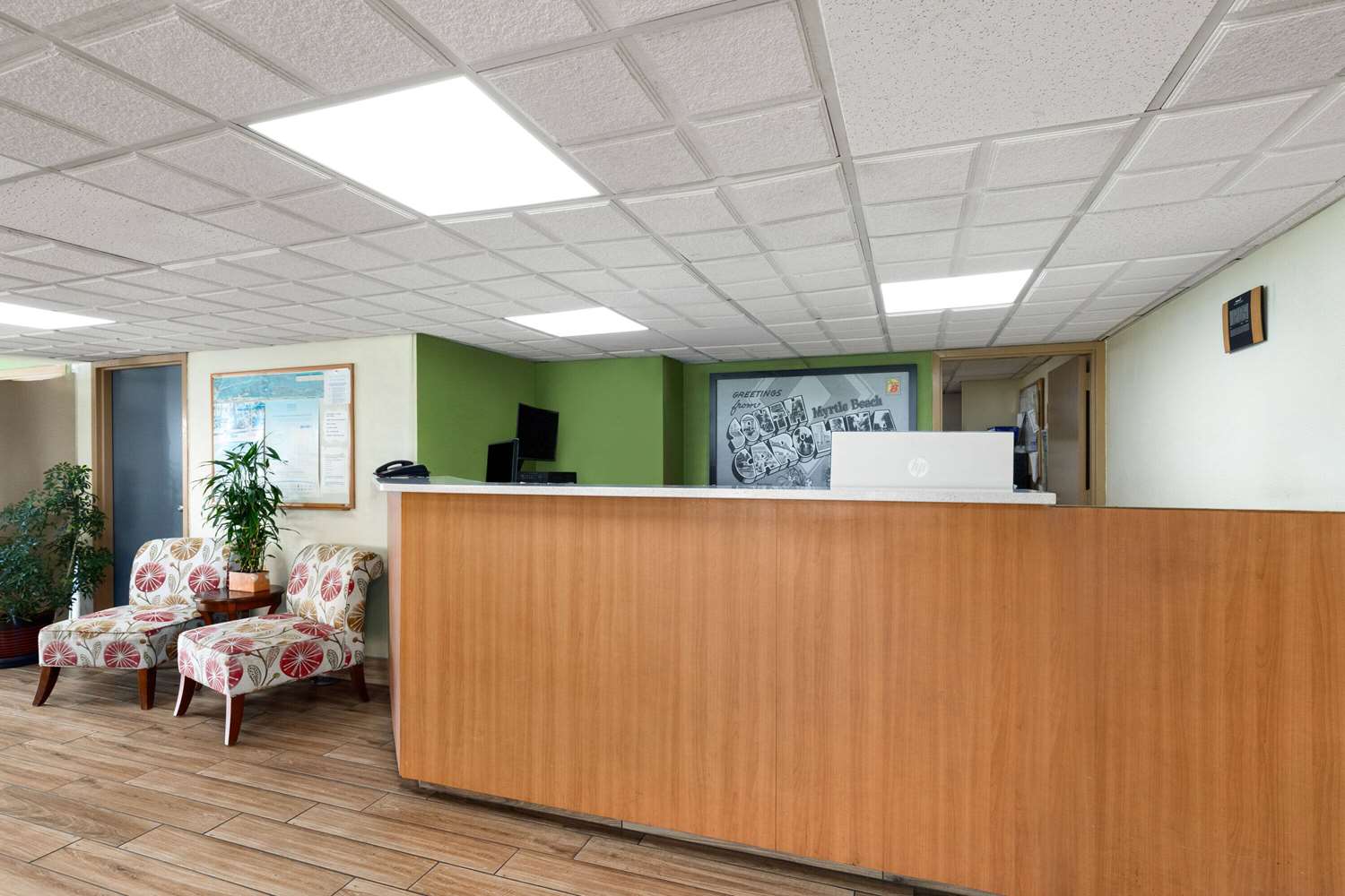 Super 8 by Wyndham Myrtle Beach/Market Common Area 6/35