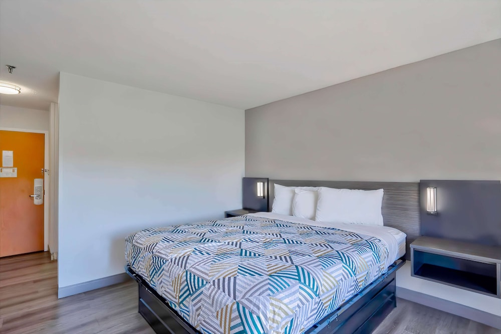 DELUXE, KING BED, SMOKING