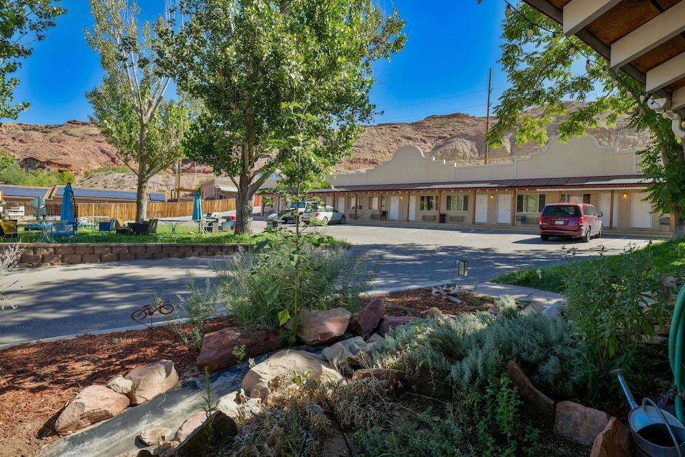 Adventure Inn & Motel 19/43