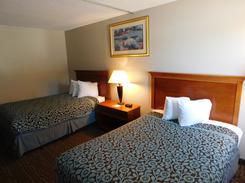 Days Inn by Wyndham West Branch Iowa City Area 9/42