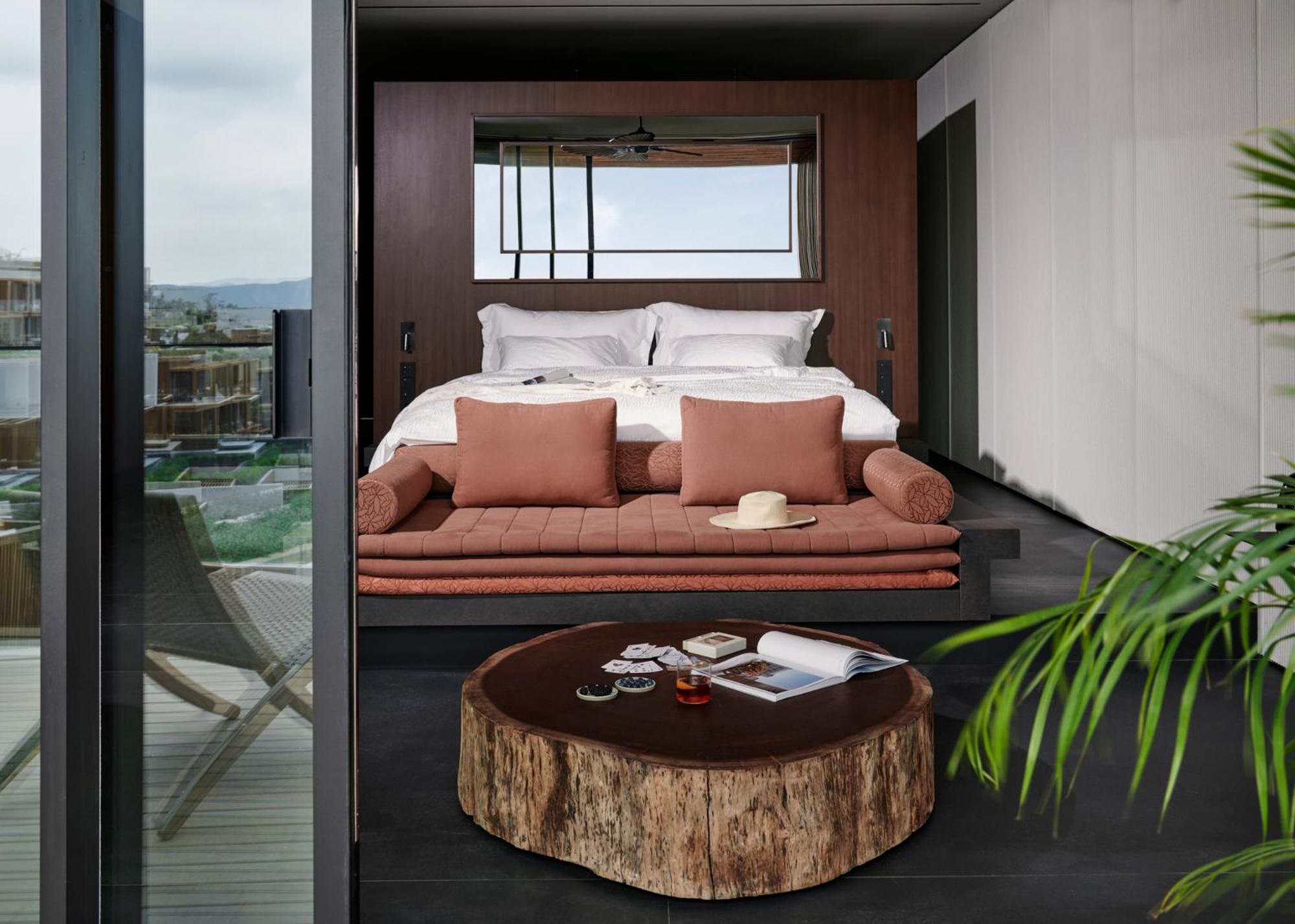 Land, Suite, King Bed, Sofa