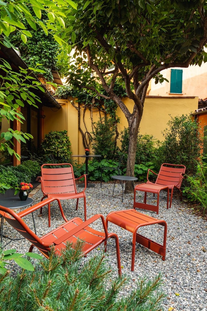 Porta San Mamolo Hotel 61/68