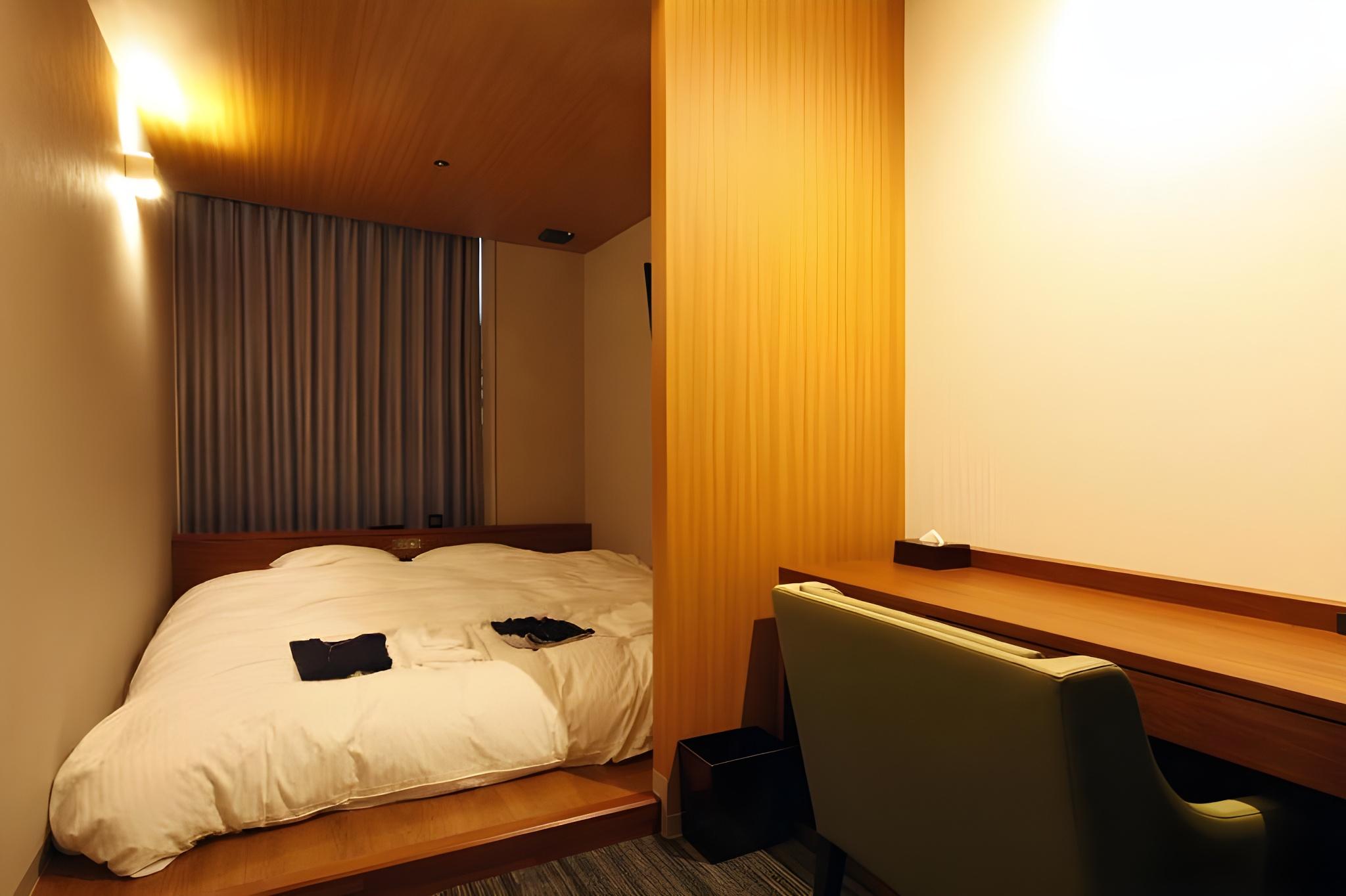 ROOM, TWIN BEDS