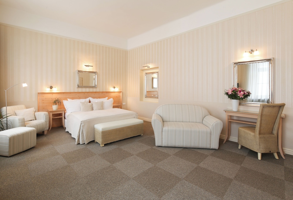 HONEYMOON, SUITE