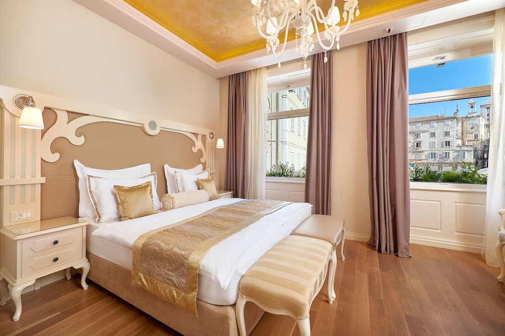 LUXURY, DOUBLE OR TWIN BED, CITY VIEW