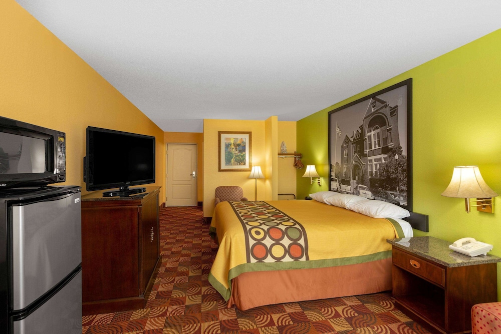 SUPER 8 BY WYNDHAM LAKE OF THE OZARKS 18/30