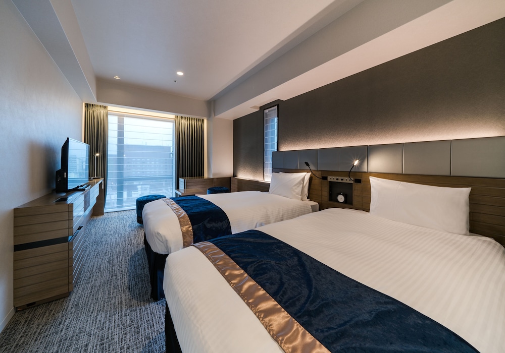 DELUXE, TWIN BEDS, TRAIN VIEW