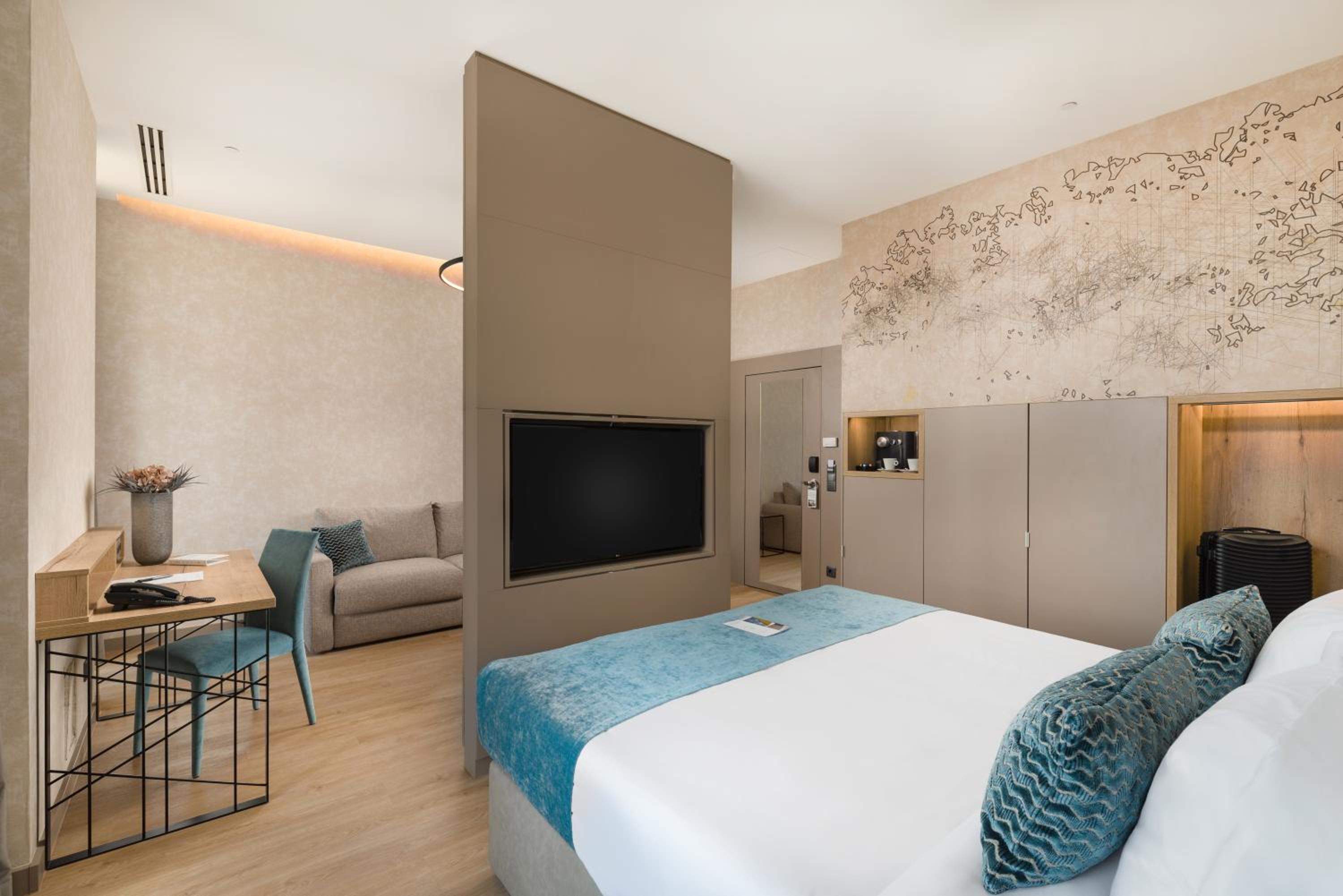 Executive, Queen Bed, Street View