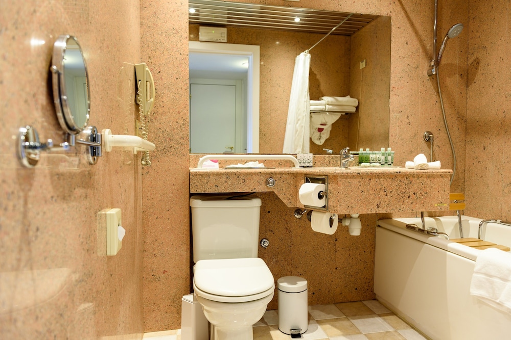 Crowne Plaza St Peter S 26/77