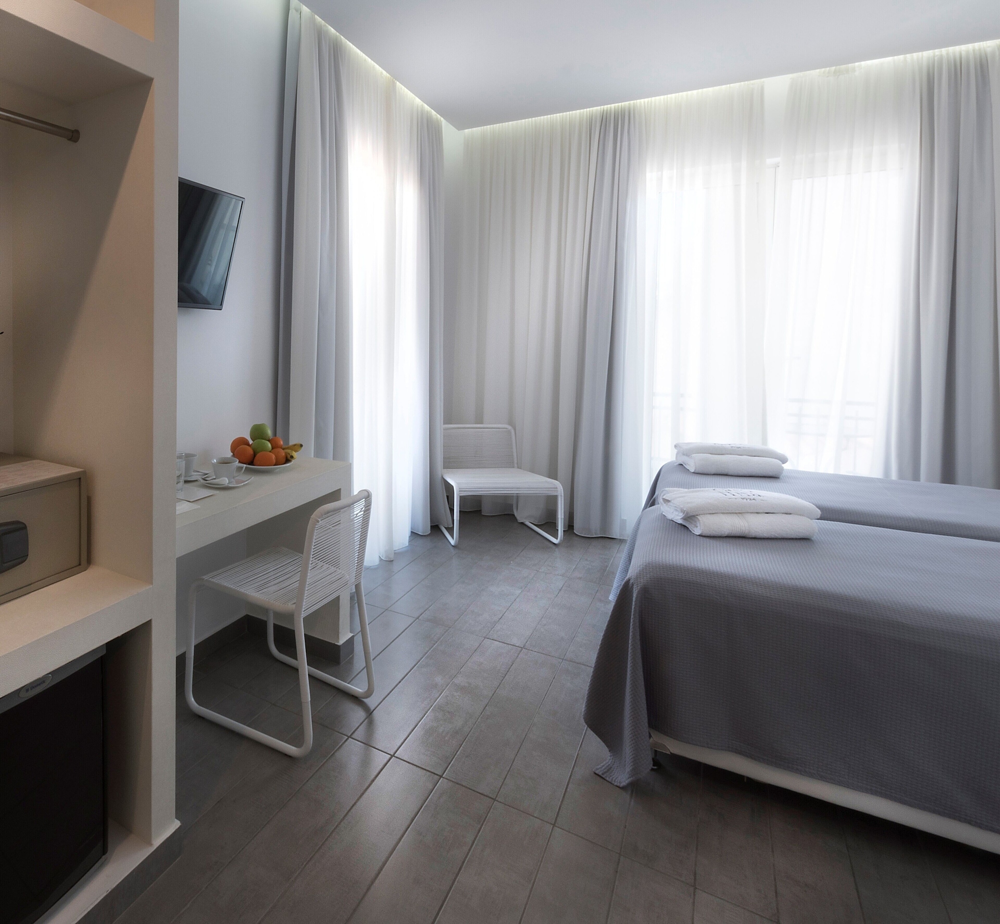 DELUXE, DOUBLE BED