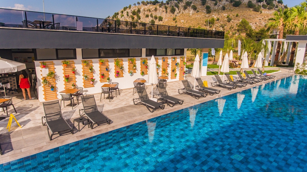 L HOTEL SARIGERME 42/48