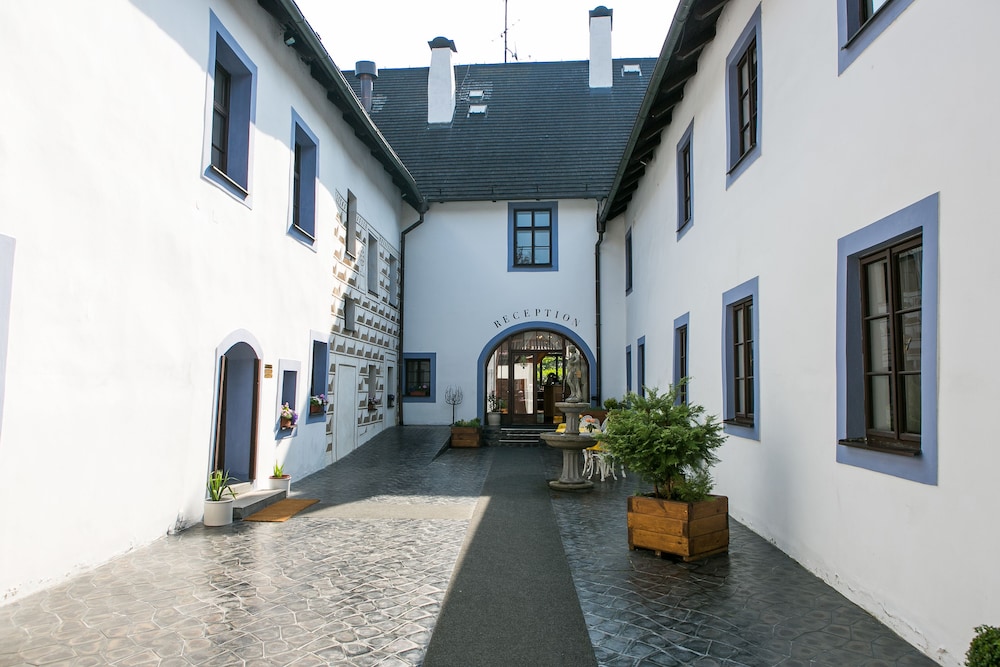 Rozmbersky Dvur 42/47