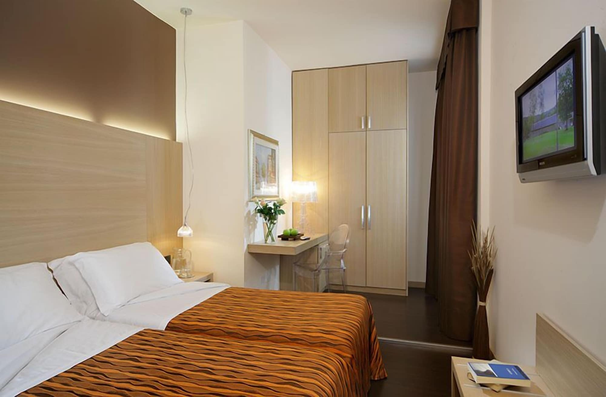 ROOM, DOUBLE BED