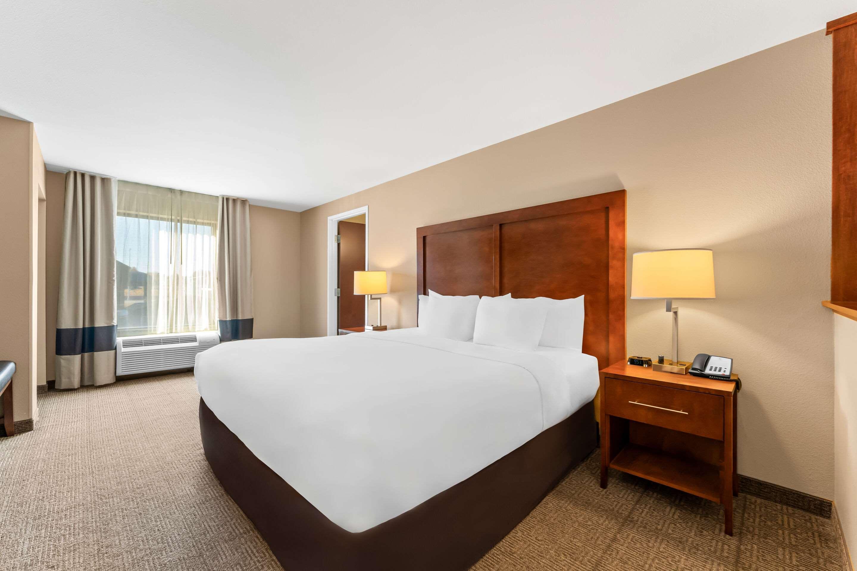 SUITE, KING BED, ACCESSIBLE
