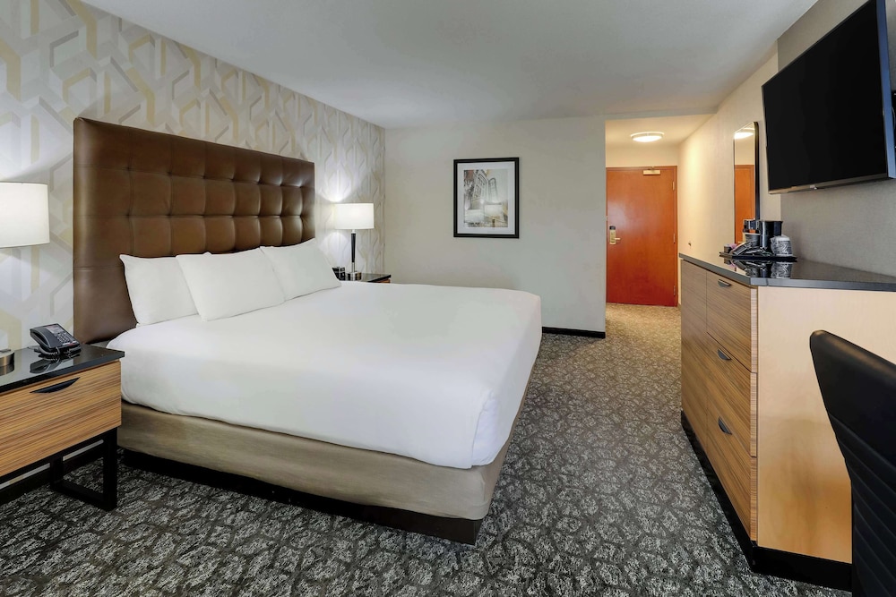 ROOM, KING BED