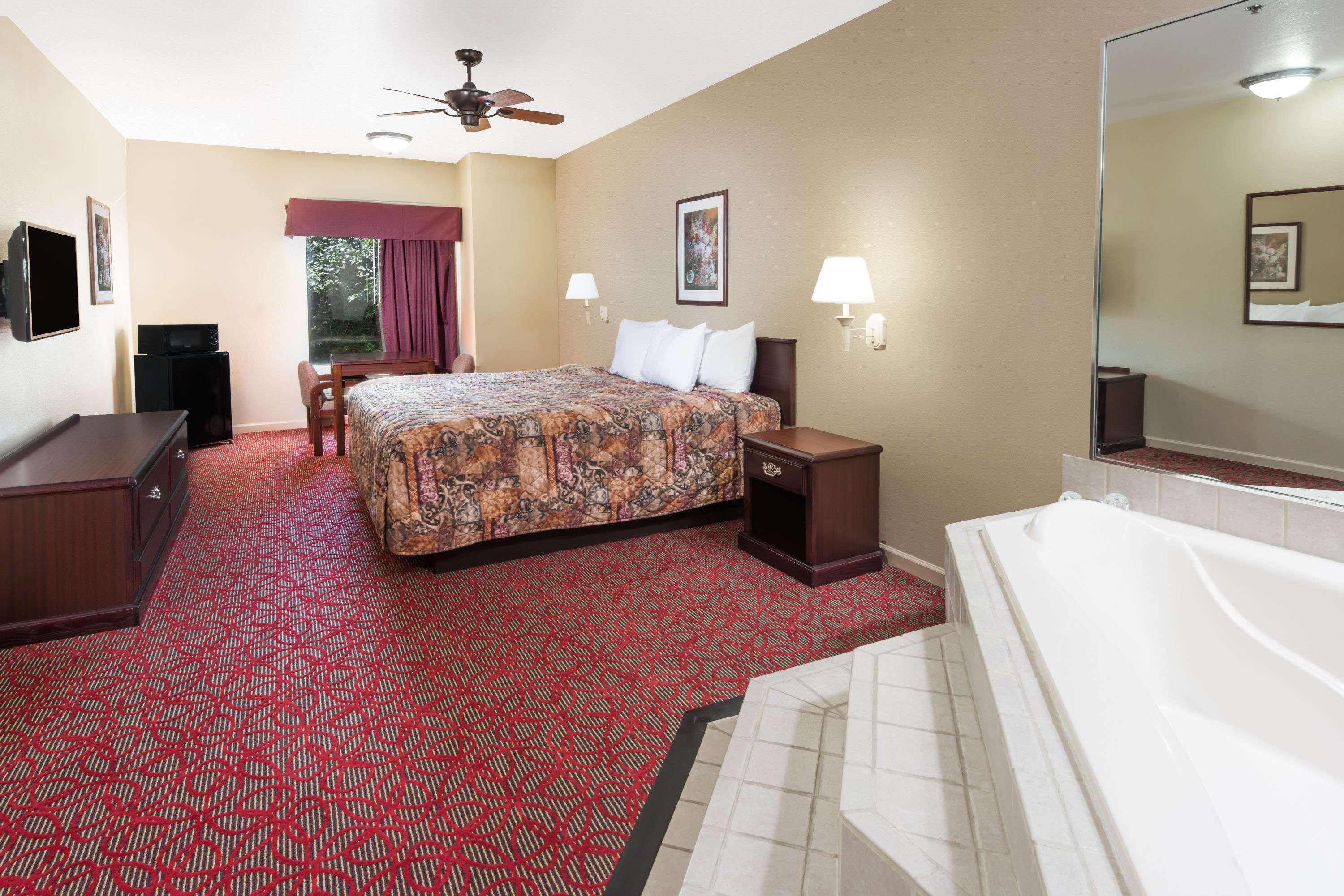 Days Inn By Wyndham St Peters/St Charles 6/28