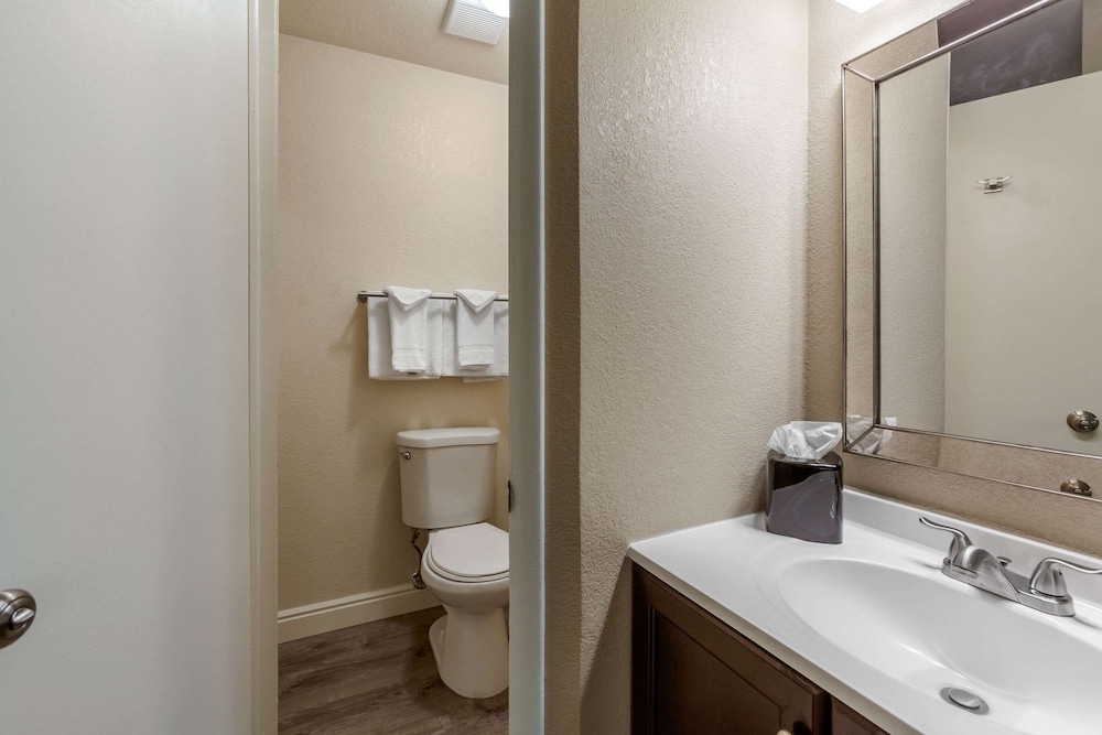 Rodeway Inn and Suites Ontario 18/45