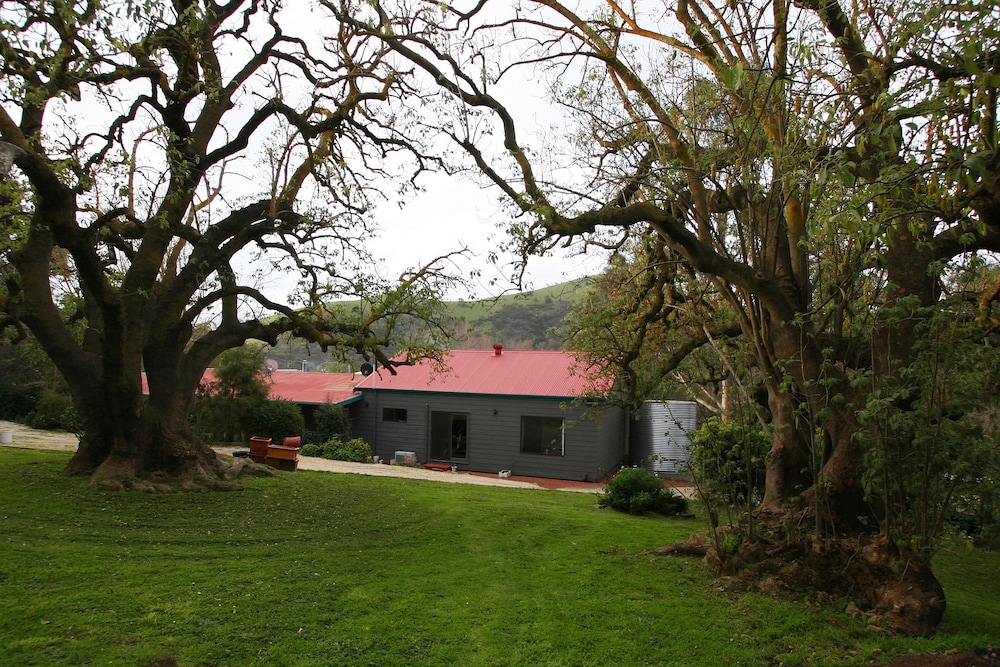 TRAWOOL COTTAGES AND FARMSTAY 47/49