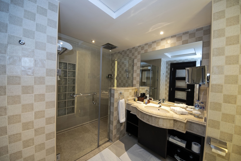 GRAND, AQUA, SUITE