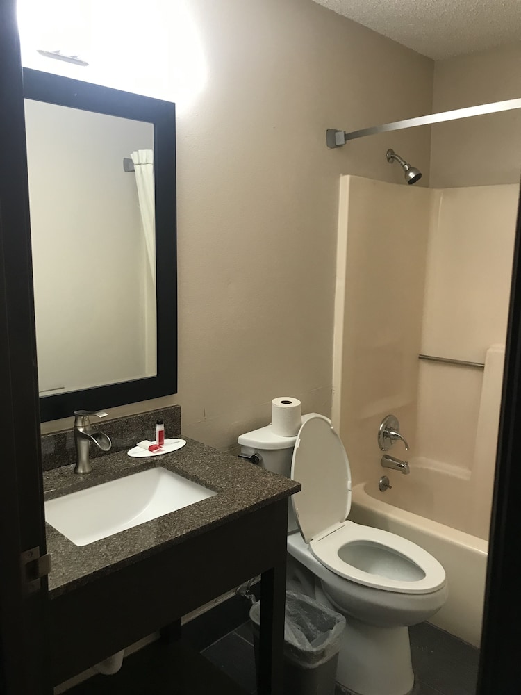 Super 8 by Wyndham Lenexa Overland Park/Mall Area 27/70