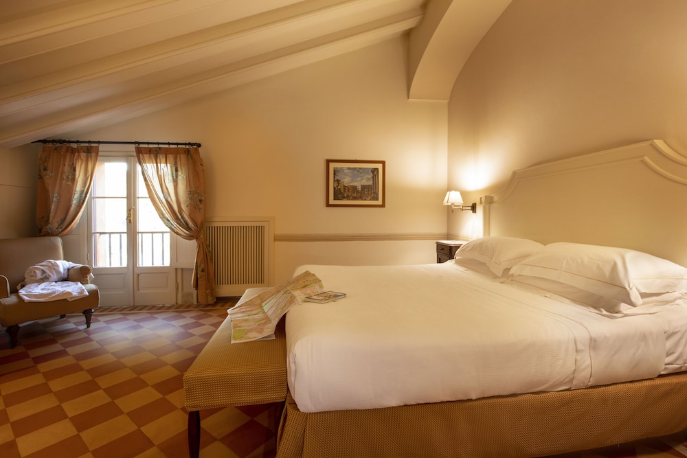 SUPERIOR, DOUBLE OR TWIN BED