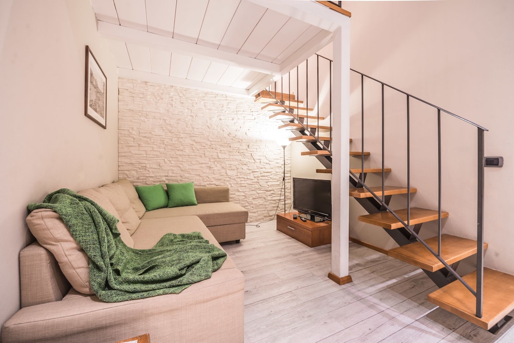 A Few Steps to The Duomo Upscale 2BD Apt 11/24