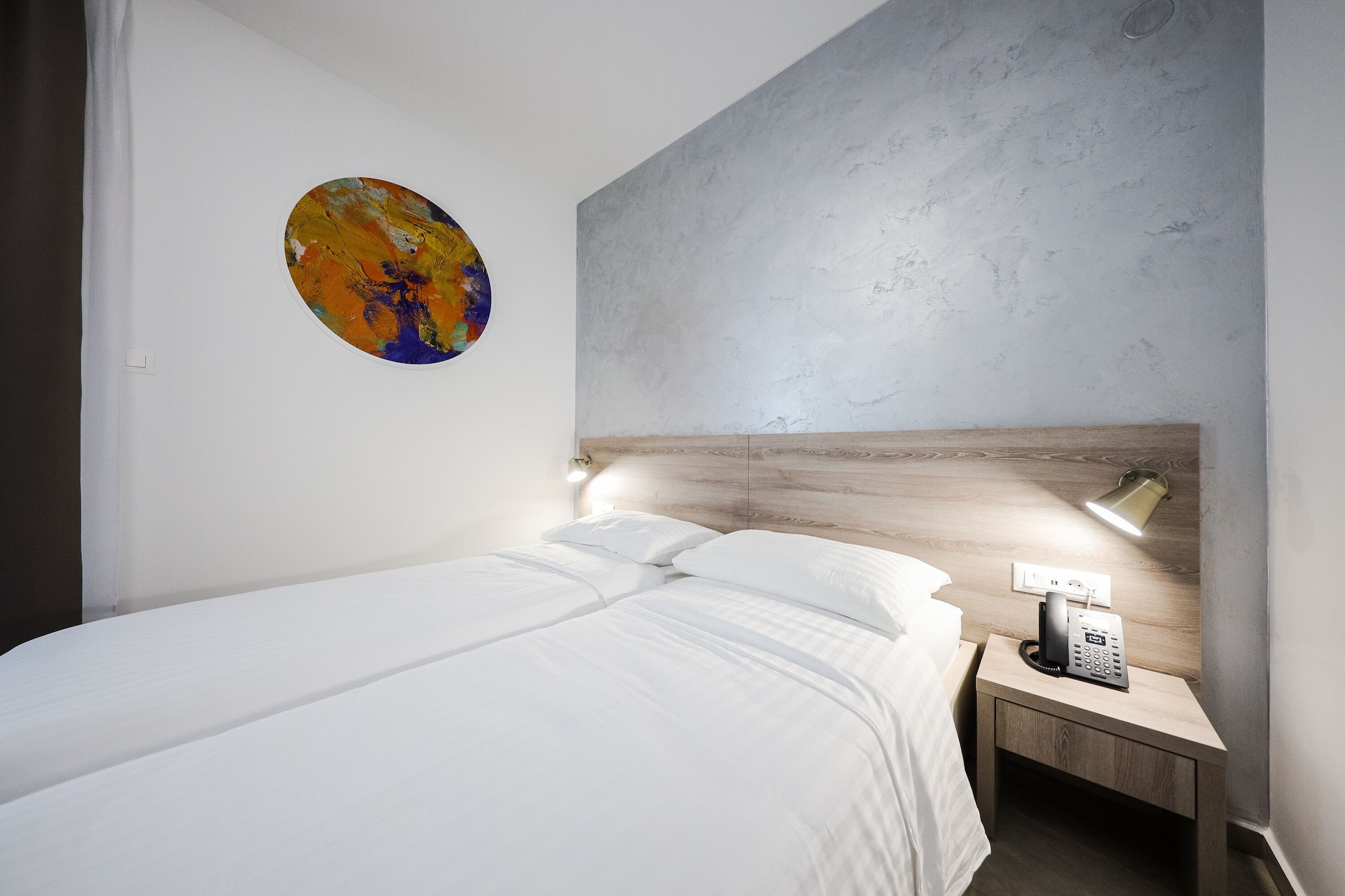 DELUXE, DOUBLE OR TWIN BED, PARK VIEW