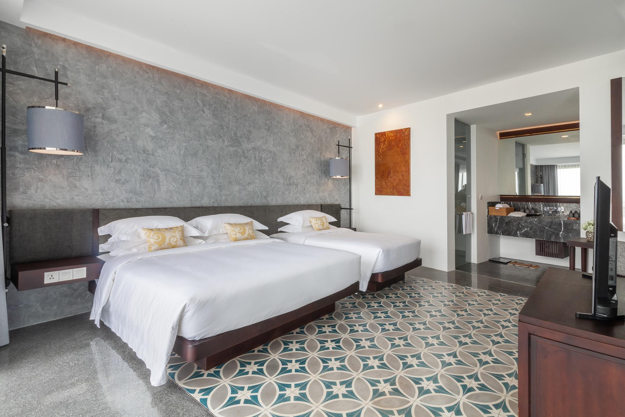 Family, King Bed, Pool View, Sofa