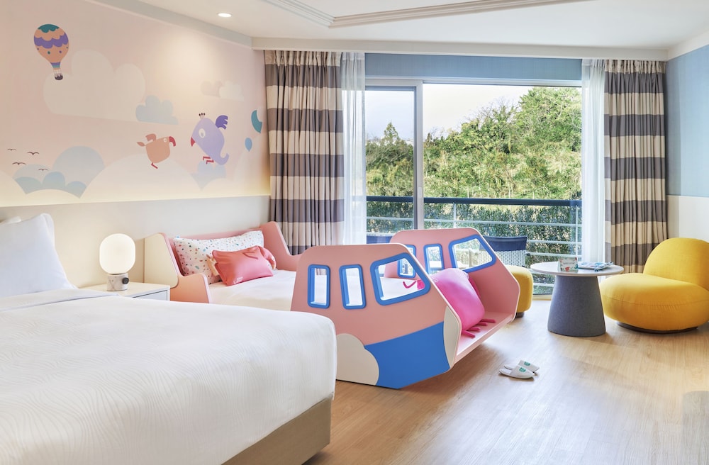 Kids, Deluxe, Family, 1 Queen and 1 Single Bed, Garden View، Grand Josun Jeju 2/4