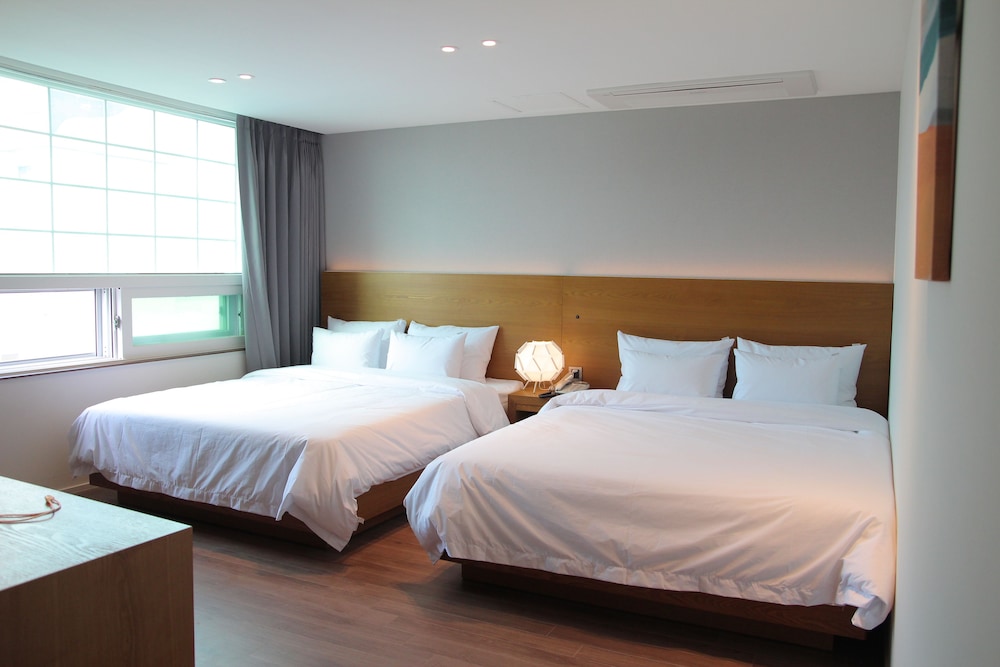 DELUXE, TWIN BEDS, 2 KING BEDS, CITY VIEW
