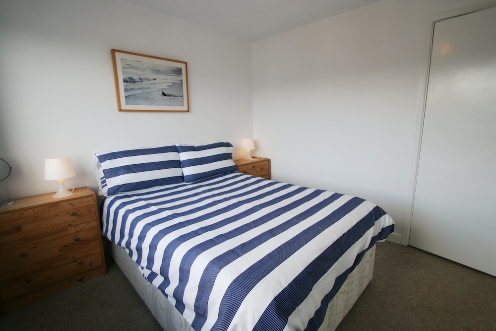 Freshwater Bay Holiday Cottages 17/50