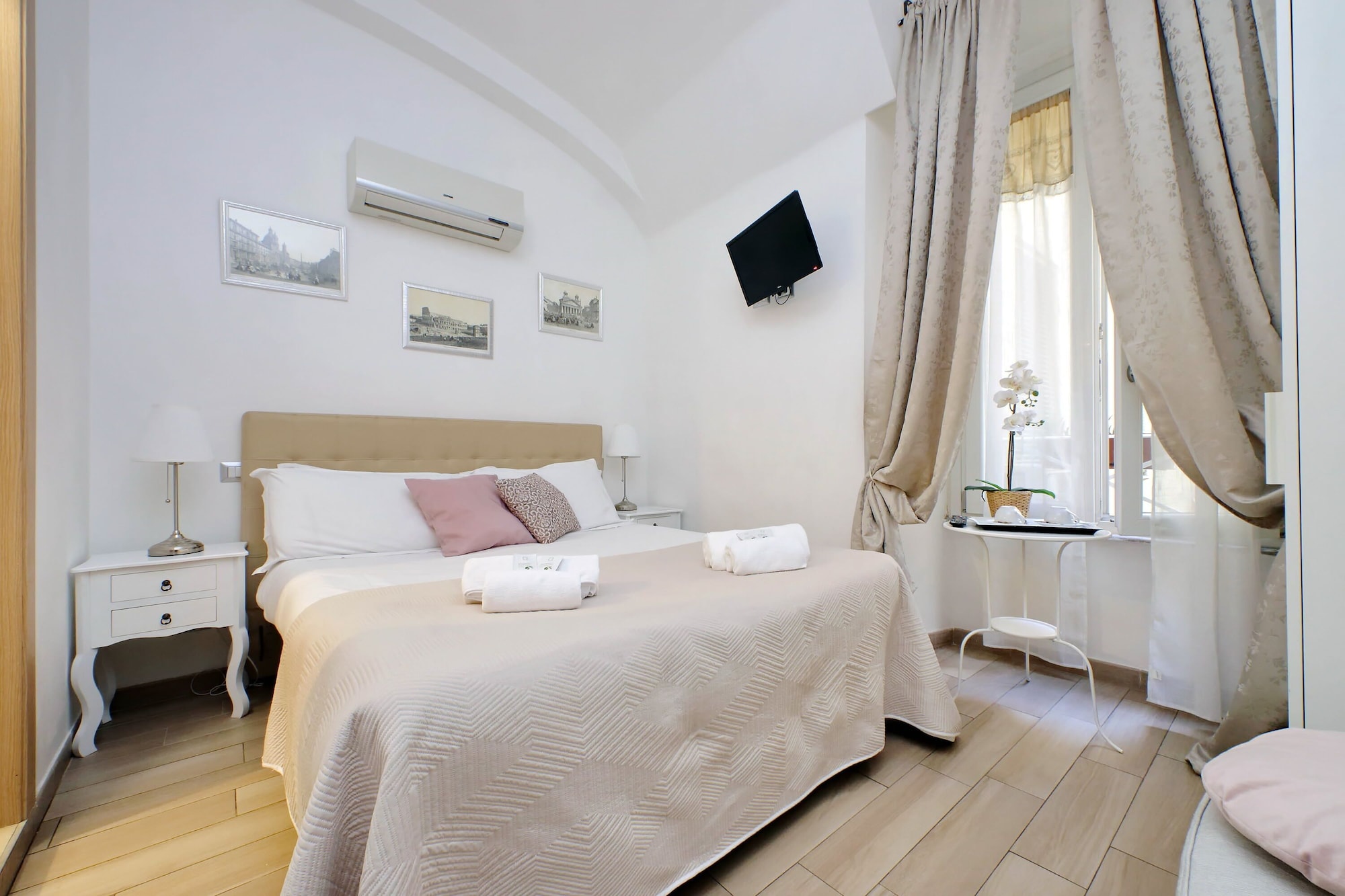 ROOM, DOUBLE BED