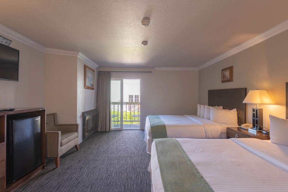 Cannery Row Inn 24/69