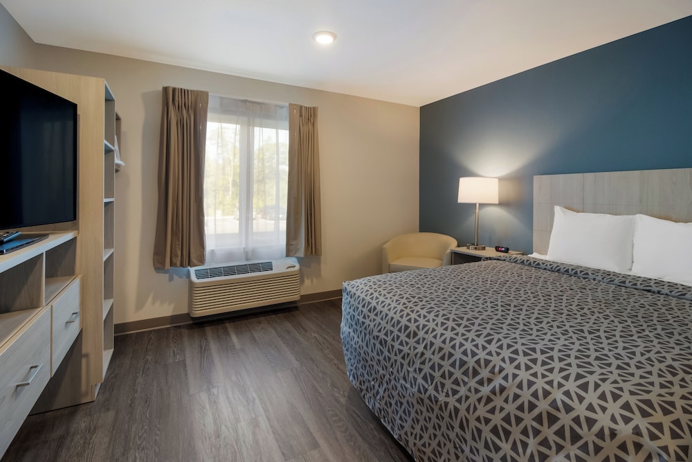 Suite, Queen Bed, Accessible