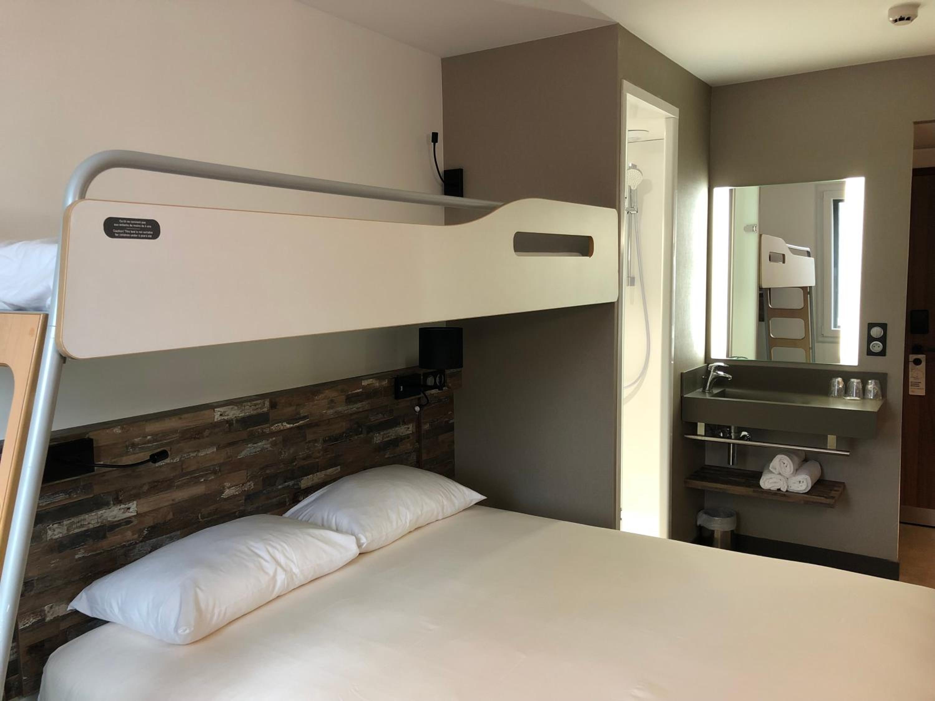 غرفة ثلاثية بسرير مزدوج وسرير بطابقين، Ibis Budget Annecy Poisy 9/10