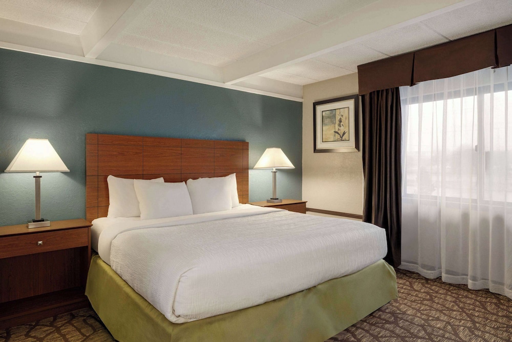 AmericInn by Wyndham Grand Rapids Airport North 27/62