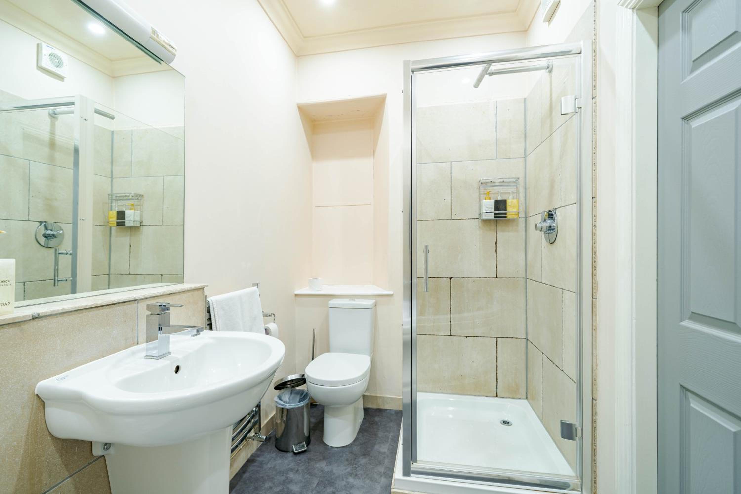Waterhead Rooms & Suites - Parking and Light Breakfast 28/43