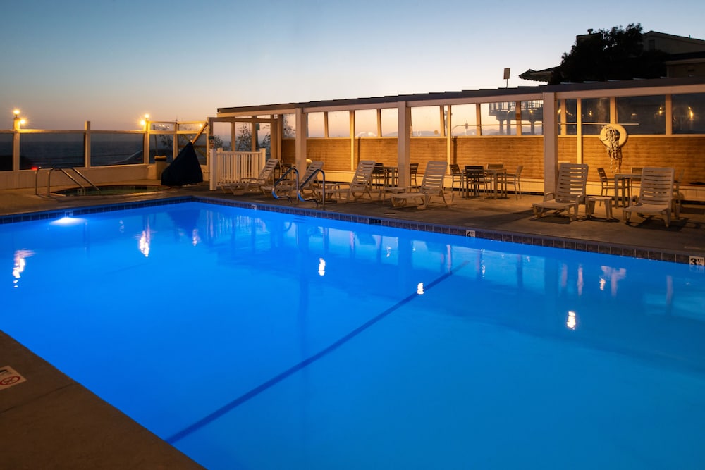Edgewater Inn And Suites 11/76