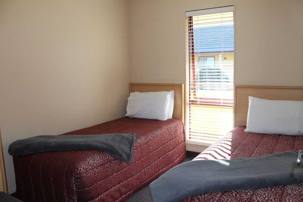 Alhambra Oaks Motor Lodge 17/41