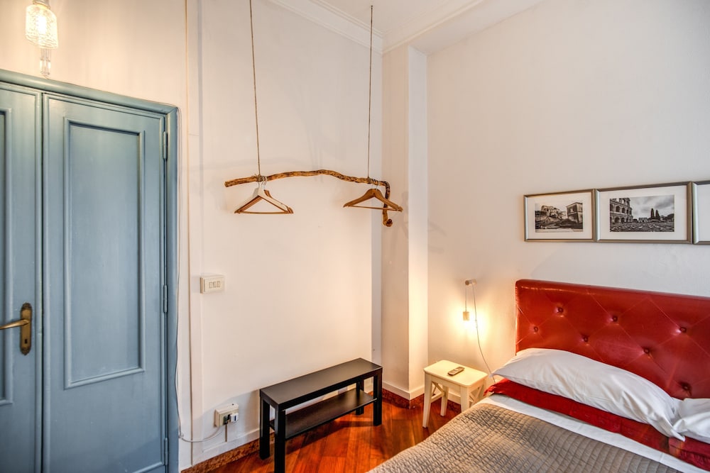ROOM, DOUBLE BED