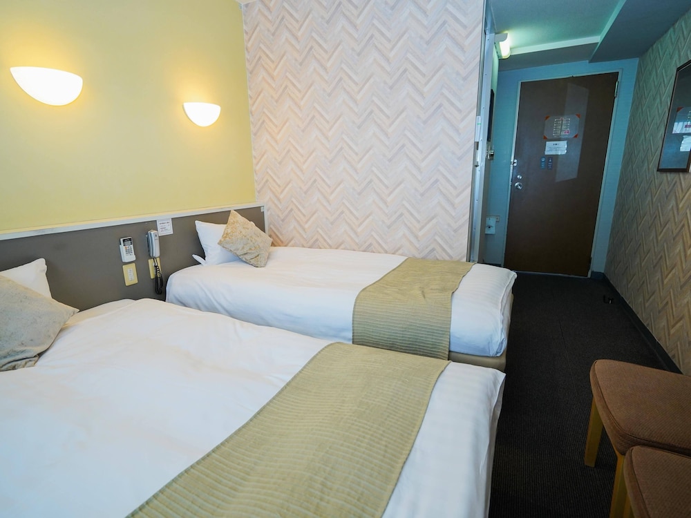 ROOM, TWIN BEDS