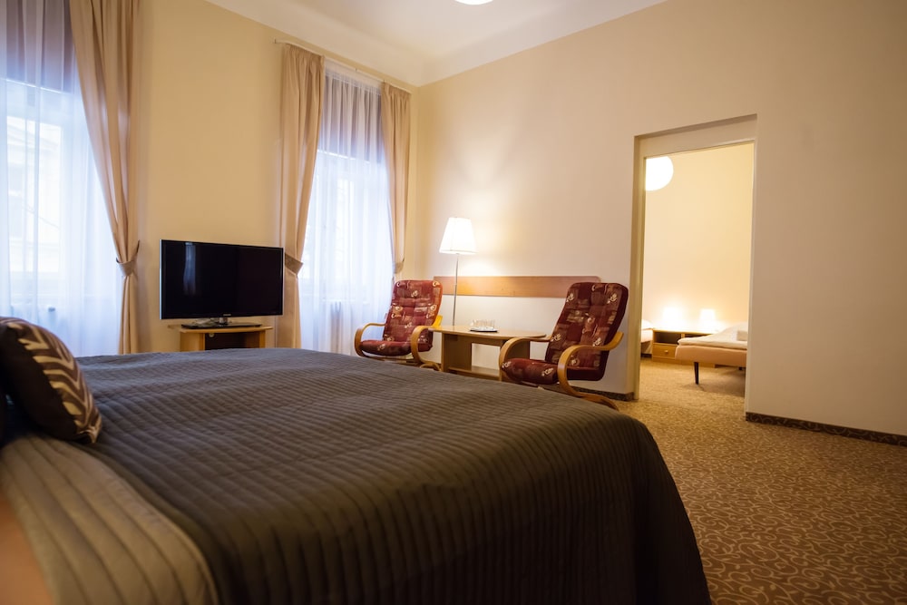 ROOM, QUADRUPLE